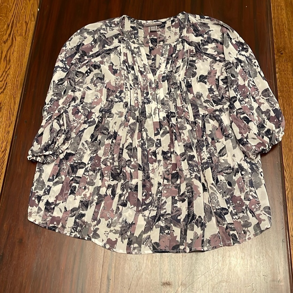 A Pea in the Pod gray abstract pleated light blouse size M